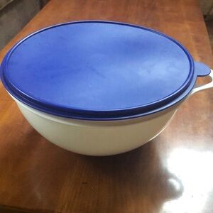 Tupperware 32 cup Thatsa Bowl